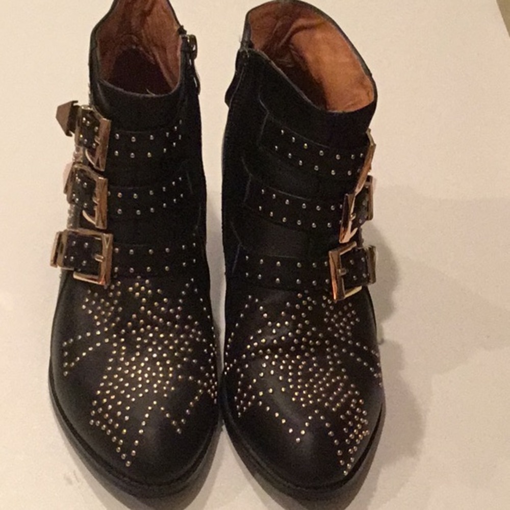 Black and Gold Look Alike Size 7.5. Price Firm